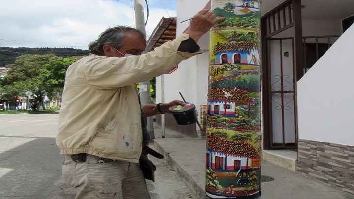 En Pamplona, un pintor adorna las calles con paisajes y animales 