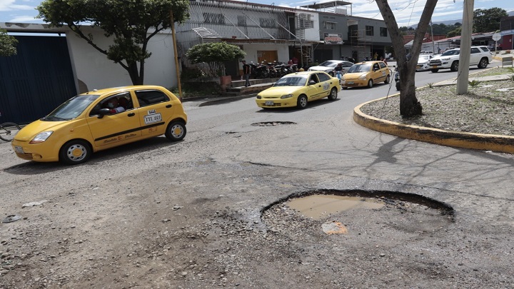 Las lluvias en la ciudad provocan el incremento del tamaño de los huecos./Foto: José Alfredo Estévez/La Opinión.