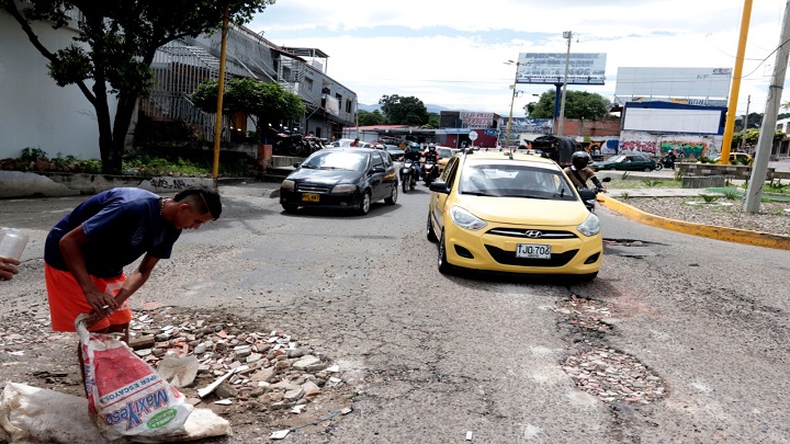 Los grandes huecos que adoran las vías en la ciudad puede generar un riesgo de accidentalidad./Foto: José Estévez/La Opinión.