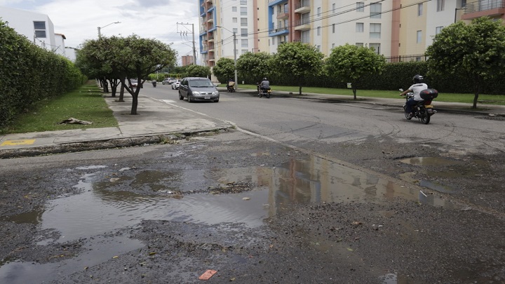 La gran afluencia de vehículos y las lluvias provocan el deterioro de la malla vial./Foto: José Alfredo Estévez/La Opinión.