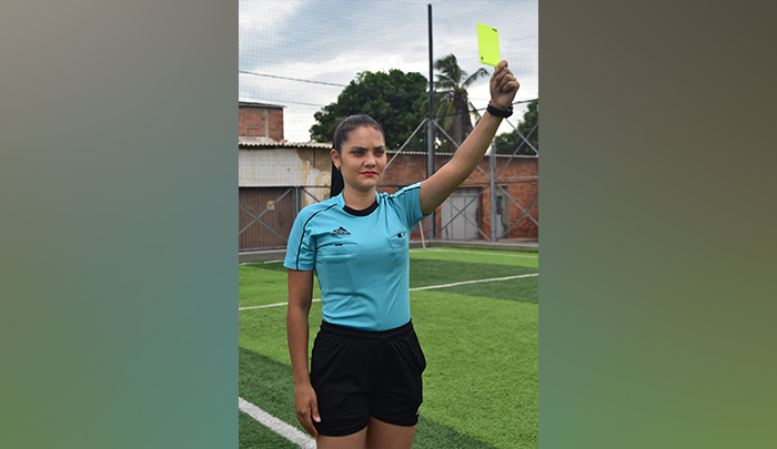 Laury Guerrero, licenciada en educación física que ejerce como árbitra profesional de fútbol desde hace 5 años