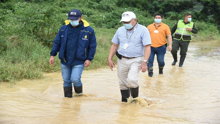 El alcalde Jairo Yáñez y el secretario de Gestión del Riesgo, Huber Plaza, recorren un sector de inundaciones en el occidente de Cúcuta.Foto Cortesía