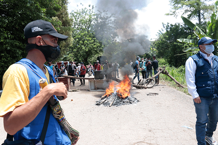 En la vía Tibú, los manifestantes levantaron barricadas para bloquear el paso hacia las diferentes localidades el Catatumbo. / Foto Luis Alfredo Estévez / La Opinión