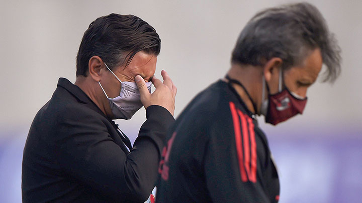 Marcelo Gallardo, técnico de River Plate, afectado por los gases lacrimógenos en Barranquilla
