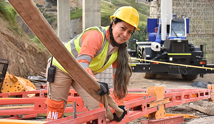 Mairena de los Reyes se desempeña como operadora de torre-grúa desde hace 6 años. Es una de las siete mujeres que ejercen esta labor en Colombia.