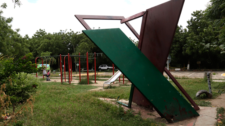 La cancha La Frontera, que también posee atracciones infantiles en el parque, es uno de los sitios más emblemáticos de este barrio.