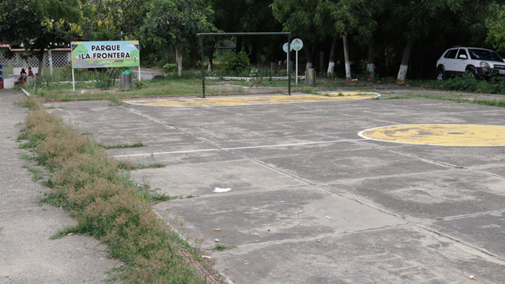 La cancha La Frontera, que también posee atracciones infantiles en el parque, es uno de los sitios más emblemáticos de este barrio.