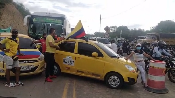 En la vía al municipio de El Zulia hay filas de carros represados por la nueva jornada de protestas de los taxistas.