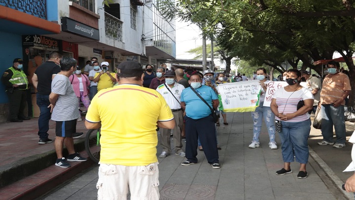 Ayer, veedores, comunidad y concejales adelantaron una protesta en las afueras de la empresa Aguas de Los Patios para exigir soluciones inmediatas./ Foto Alfredo Estévez/La Opinión