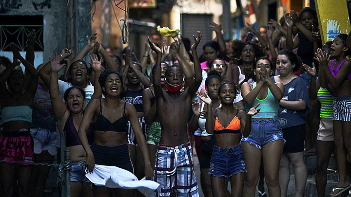 “¡Dejen de matarnos!”, gritaron manifestantes que salieron ayer a protestar por la masacre en una favela de Río de Janeiro, en lo que terminó una operación policial antidrogas./Foto Afp