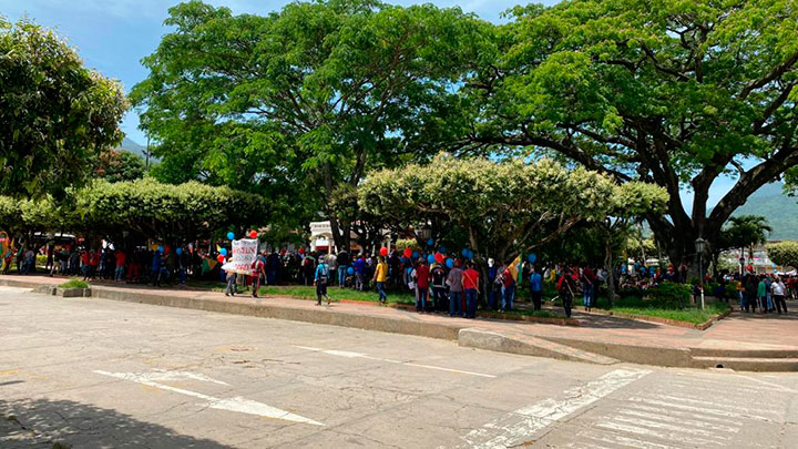 Diferentes juntas de acción comunal, docentes, procesos sociales y Guardia Campesina hacen presencia en la zona.