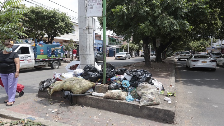 Son más de 120 barrios los que se encuentran afectados porque las basuras están regadas por todas las calles. /Foto: Alfredo Estévez/ La Opinión 