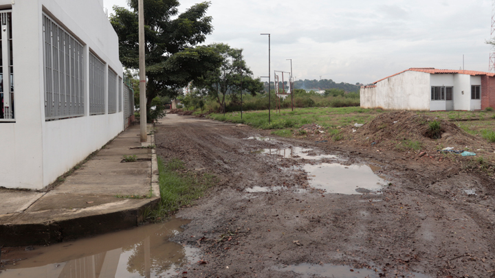 En temporada de lluvias, las calles sin pavimentar son un caos vehicular y peatonal.