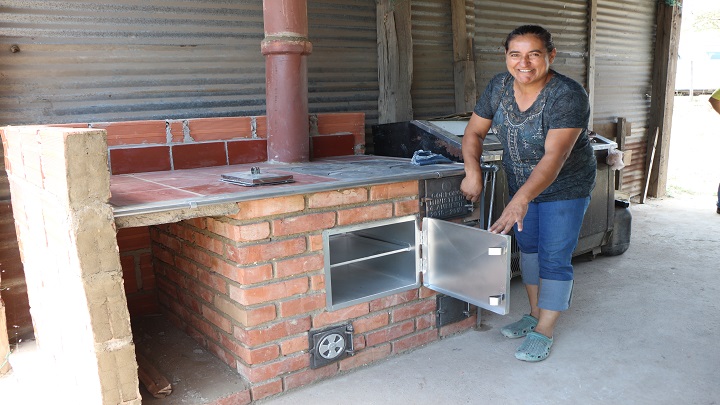 Se trata de la construcción de estufas reductoras de humo de las cuales ya han instalado 699 en 14 municipios del Catatumbo./Foto: cortesía
