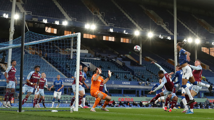 Everton (8º) dio un paso atrás en sus aspiraciones europeas al caer 1-2 en casa ante el Aston Villa (9º). / Foto: AFP