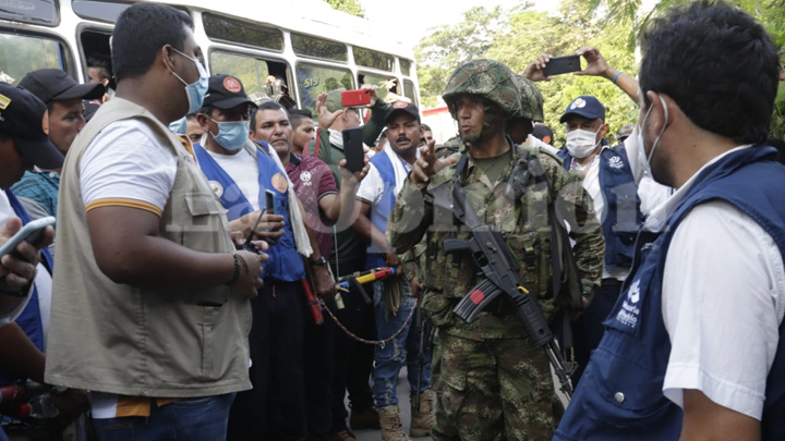 Los soldados permanecieron resguardados por la guardia campesina, mientras arribaron funcionarios de la Defensoría del Pueblo. / Foto: Alfredo Estévez