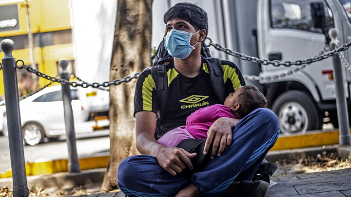El migrante venezolano Alexander Mejías, de 23 años, posa para una foto con su pequeño después de una entrevista con AFP en Lima. El rechazo a los venezolanos, que han emigrado masivamente en los últimos años, crece en América Latina en medio de un contexto económico sombrío y la pandemia de COVID-19. / Foto: AFP