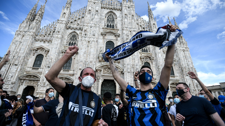 Los seguidores del Inter celebran en la Piazza Duomo de Milán, después de que el equipo ganara el título del Campeonato de la Serie A italiana. / Foto: AFP