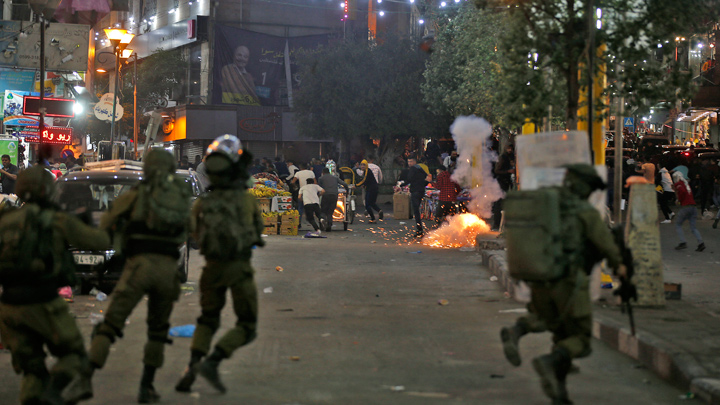 Palestinos chocan con las fuerzas de seguridad israelíes en el centro de la ciudad de Hebrón, en Cisjordania. / Foto: AFP