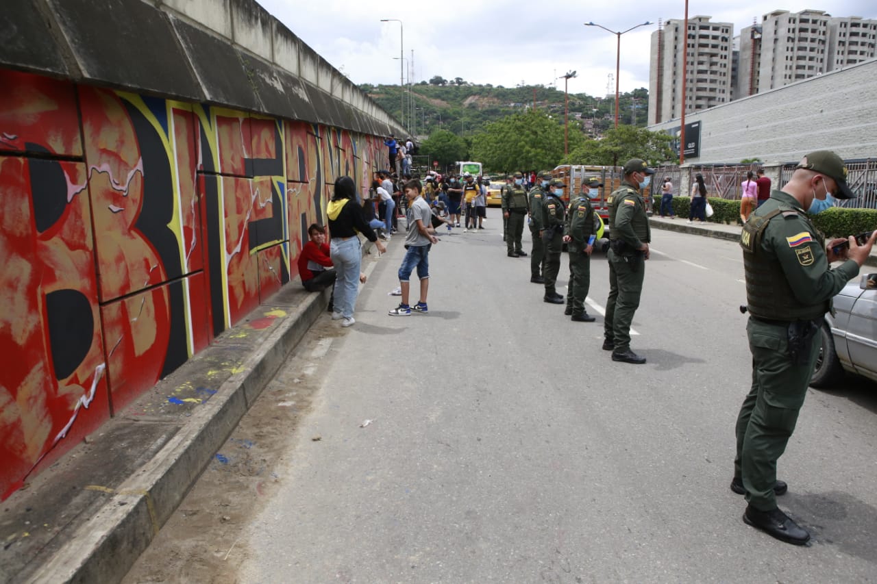 La Policía custodió el lugar mientras reparaban el mural.