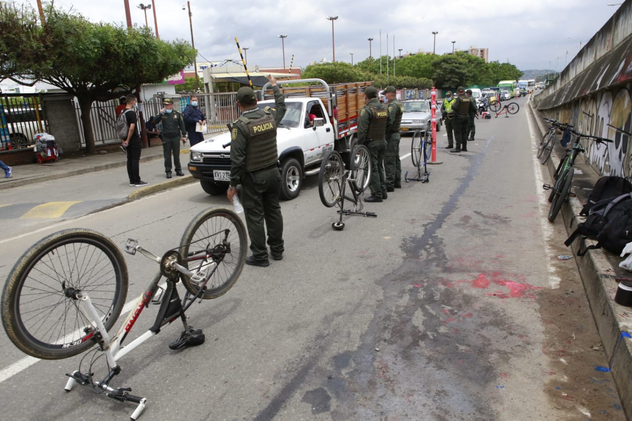 Las bicicletas y los policías hicieron un pequeño muro sobre la calle.