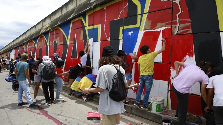 Estudiantes restauran el mural en el puente de San Mateo./Foto: Juan Pablo Cohen - La Opinión