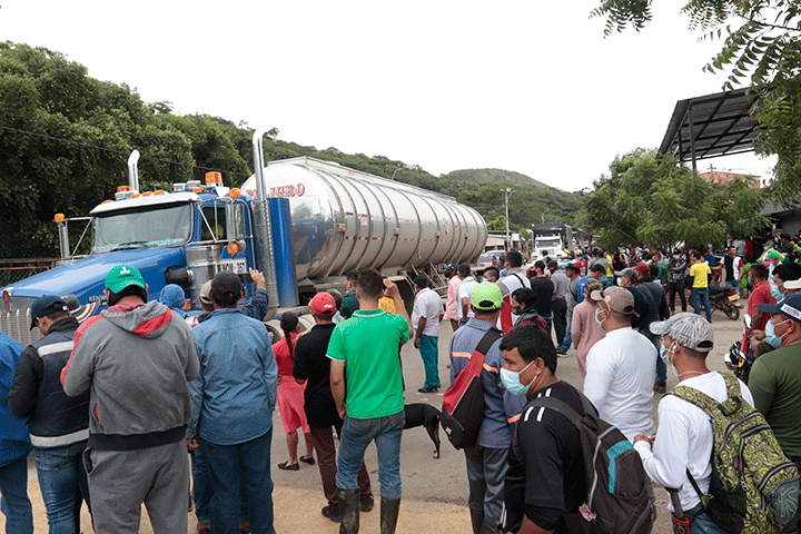 Ayer se abrió el corredor de abastecimiento para permitir el tránsito hacia Cúcuta de los camiones represados en La Y de Astilleros y Pedregales. / Foto Alfredo Estévez / La Opinión 
