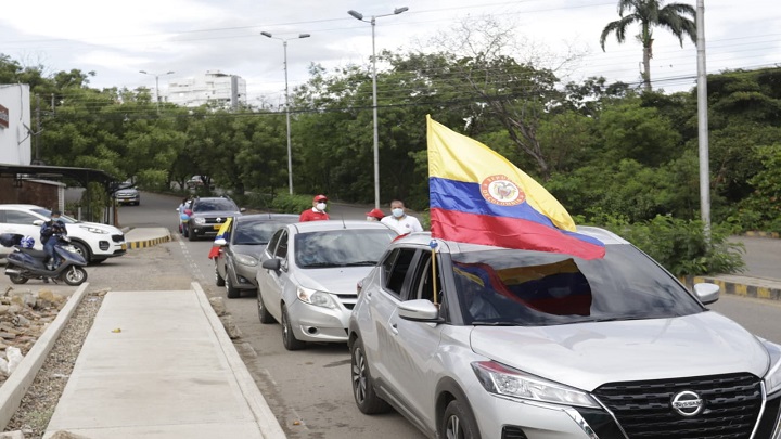 Con banderas de Colombia se reúnen los cucuteños en sus vehículos en el sector de Pinar del Río para salir en caravana. 