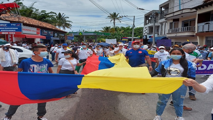 Con la bandera de Colombia insisten en que el Gobierno Nacional escuche a los colombianos.