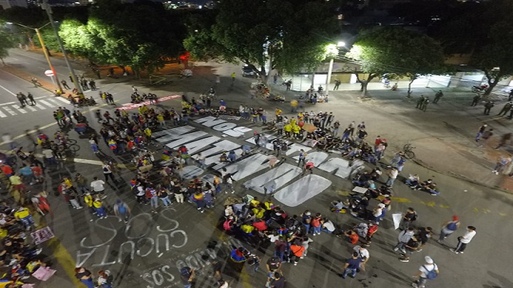 Los universitarios adelantaron el plantón en el parque Lineal. Rechazan las intenciones del gobierno nacional de realizar una reforma tributaria. /FOTO: Juan Pablo Cohen