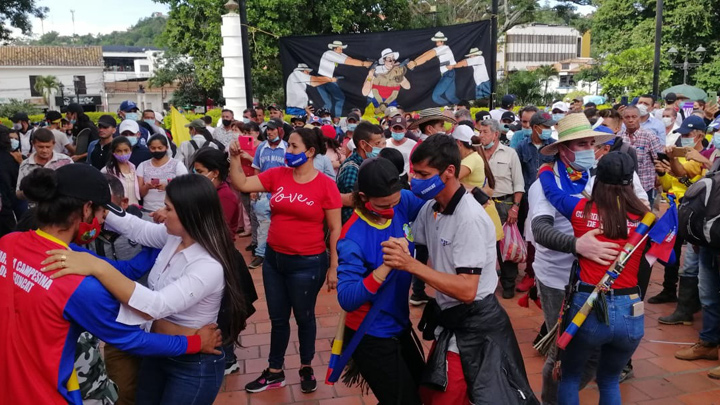 Se calcula que al menos 10.000 campesinos procedentes de diferentes localidades del Catatumbo se sumaron a la gran marcha por la vida, la paz y la reconciliación promovida por las centrales obreras y organizaciones sociales, que tuvo su epicentro en Ocaña. La jornada terminó con carranga. / Foto Javier Sarabia