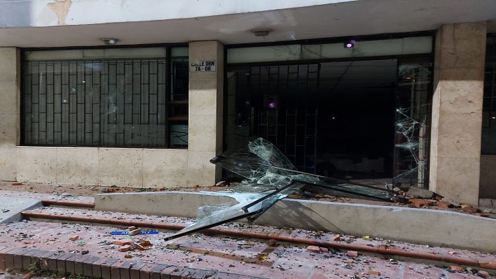 Los vidrios y las instalaciones de la entidad bancaria quedaron destrozados.