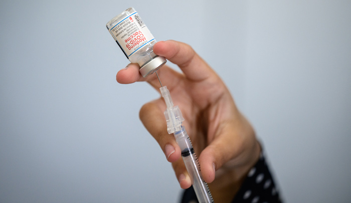  Los anticuerpos de la vacuna son levemente más débiles contra las variantes pero no tanto como para pensar que afectan la protección de las vacunas, según los investigadores. / Foto: AFP