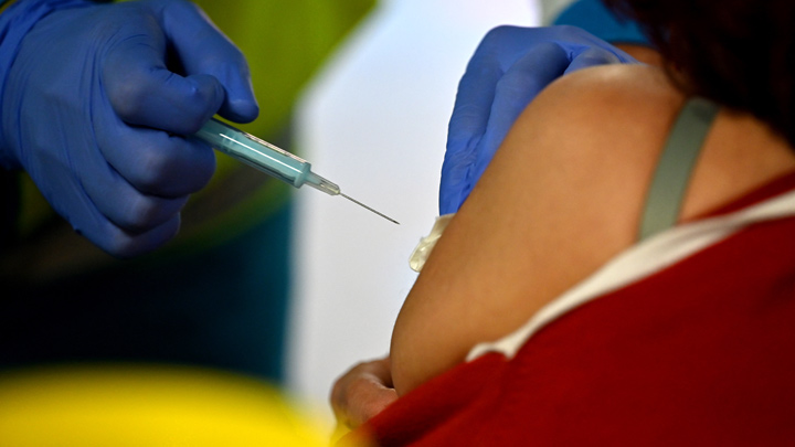 Aunque avanza la vacunación contra el coronavirus, la pandemia está lejos de ser controlada, dice la OPS. / Foto: AFP