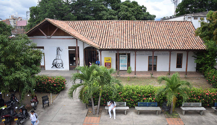 2001: Pasa a ser Corporación Cultural Biblioteca Pública Julio Pérez Ferrero y en mayo, asume la dirección Julio Garcia Herreros Prada.