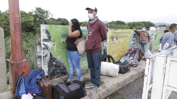Filas intermitentes de personas se crearon ante la negativa del paso hacia el lado venezolano.