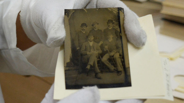  La fotografía más antigua, de acuerdo con la coordinadora del área de conservación y digitalización de fotografía de la biblioteca, es un daguerrotipo de 1840.