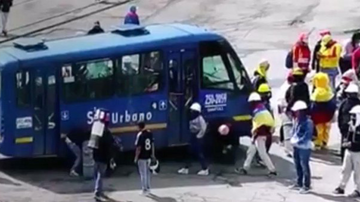 Manifestantes secuestraron seis buses del sistema Integrado de Transmilenio, con pasajeros a bordo, en Usme, Bogotá.  