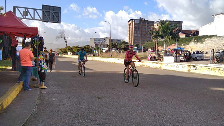 Es muy común ver bicicletas por las carreteras de la ciudad.