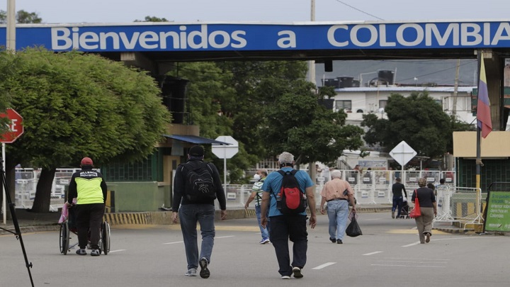 Migración señaló que sí dejarán entrar a los venezolanos en extrema urgencia así no les corresponda el 'Pico y Cédula'.