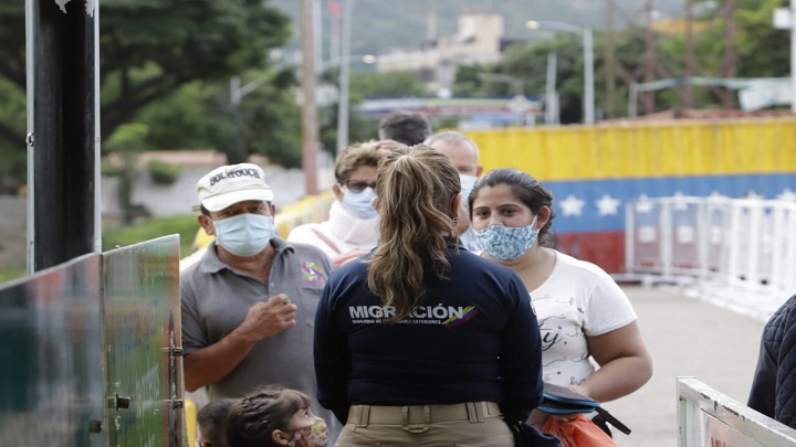 Peatones venezolanos pidieron flexibilizar el paso por 'pico y cédula' en caso de citas médicas.