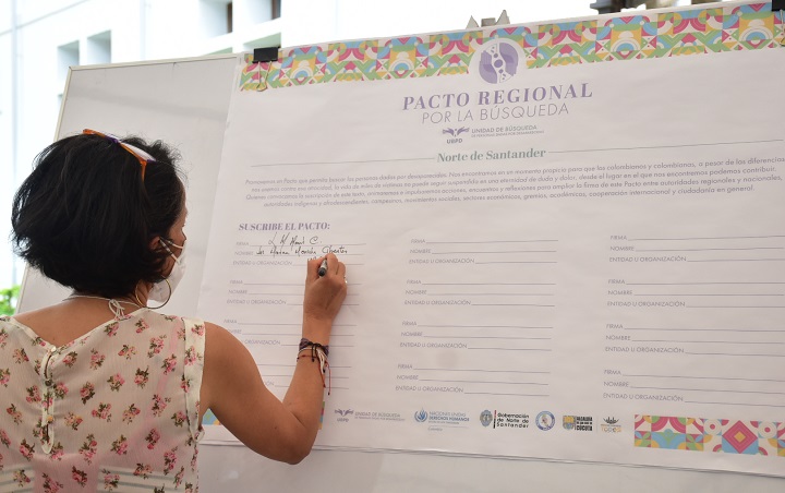 La directora de la Unidad de Búsqueda, Luz Marina Monzón, lideró la firma del pacto. /Foto Pablo Castillo-La Opinión