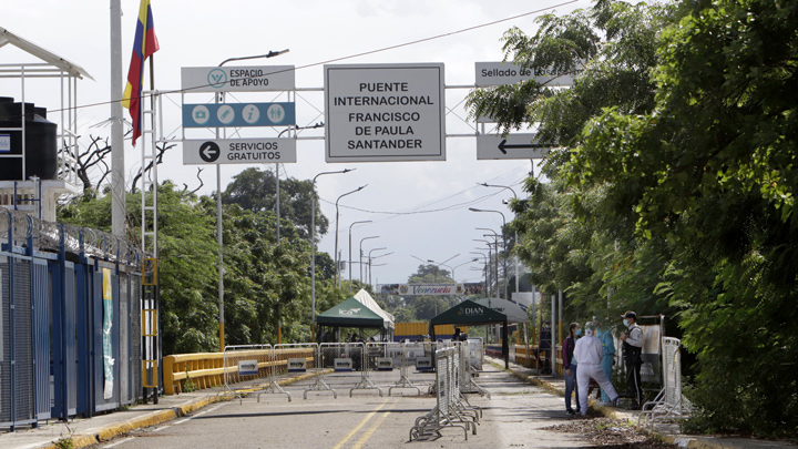  El puente fronterizo Francisco de Paula Santander, situado en Cúcuta, ayer lució completamente solitario./Foto: Alfredo Estévez