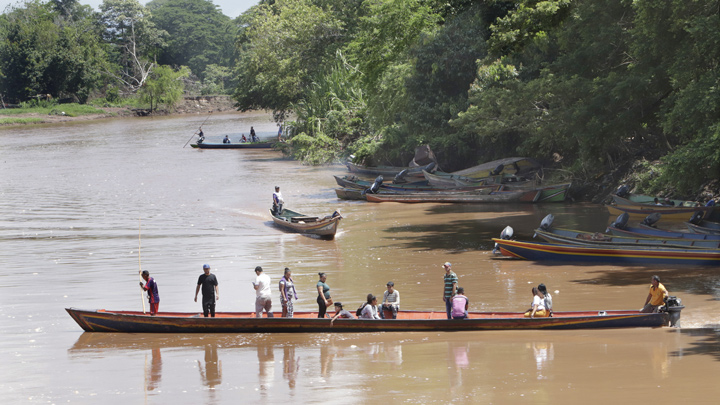 La mayoría de las personas que cruzaron el río en canoa vinieron a Colombia a abastecerse de alimentos./Foto: Alfredo Estévez