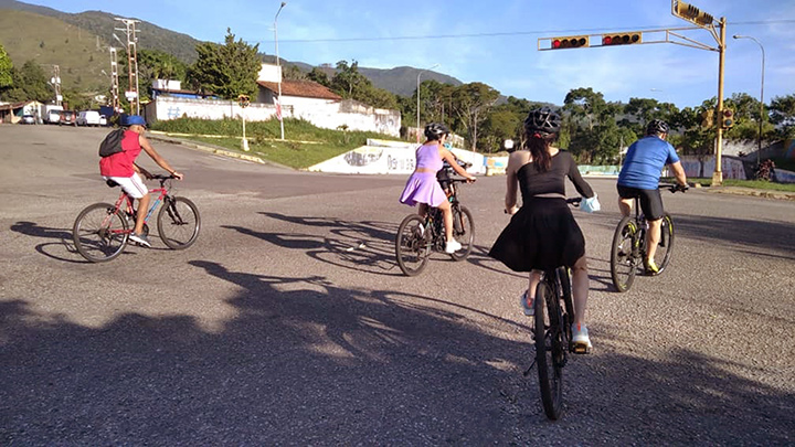 En la capital tachirense y en las carreteras se pueden ver grupos de personas de todo tipo de clase social, andando en bicicleta.