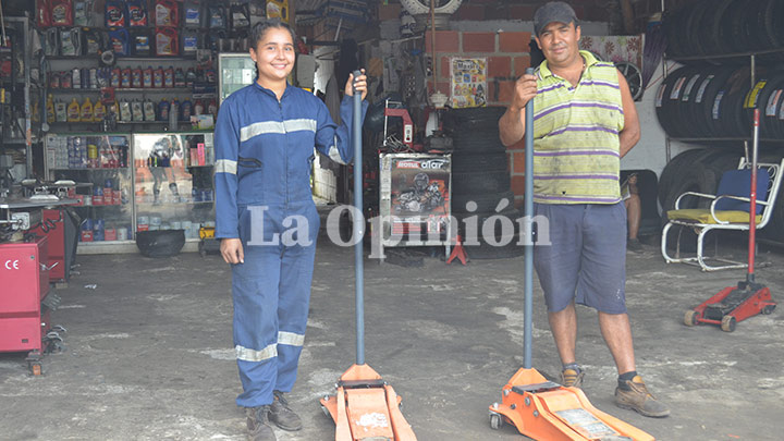 En el taller de mecánica de la calle 1 con carrera 3 del barrio Chapinero, en Chinácota, los clientes son atendidos por padre e hija.