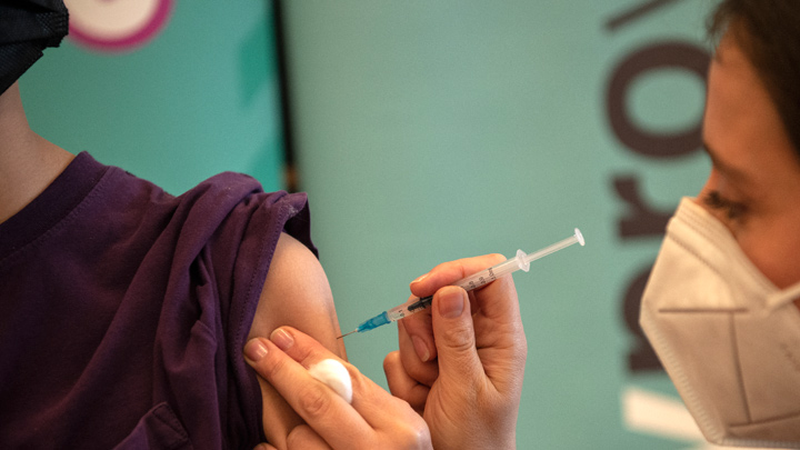 Las nuevas indicaciones para la inmunización mediante esta vacuna, incluyen su administración en este grupo poblacional proporcionando dos dosis de 0,3 ml cada una separadas por 21 días. / Foto: AFP