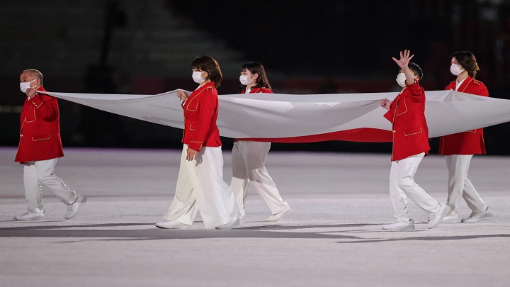 La bandera nacional japonesa se lleva durante la ceremonia de apertura de los Juegos Olímpicos de Tokio 2020./Foto: AFP