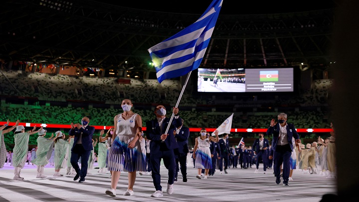  Los abanderados de Grecia Anna Korakaki (L) y Eleftherios Petrounias (R) desfilan con miembros de la delegación de Grecia durante la ceremonia de apertura./Foto: AFP