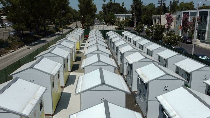Casas diminutas para personas sin hogar, una solución transitoria./Foto: AFP
